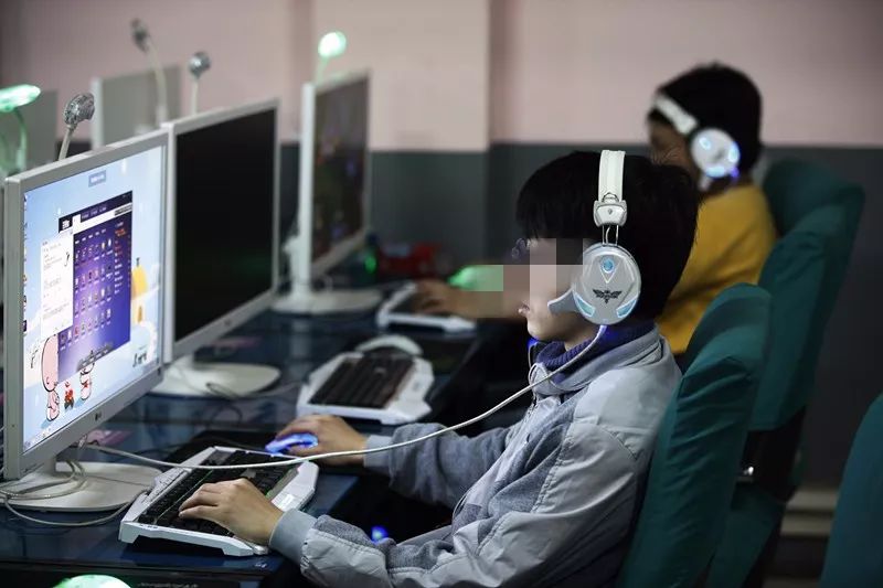 小偷偷完手机见失主老婆漂亮 竟疯狂示爱约她开房