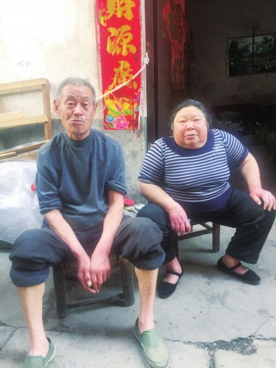 邓州拾荒夫妻40年收养9弃婴 一墙奖状是老两口的最好礼物