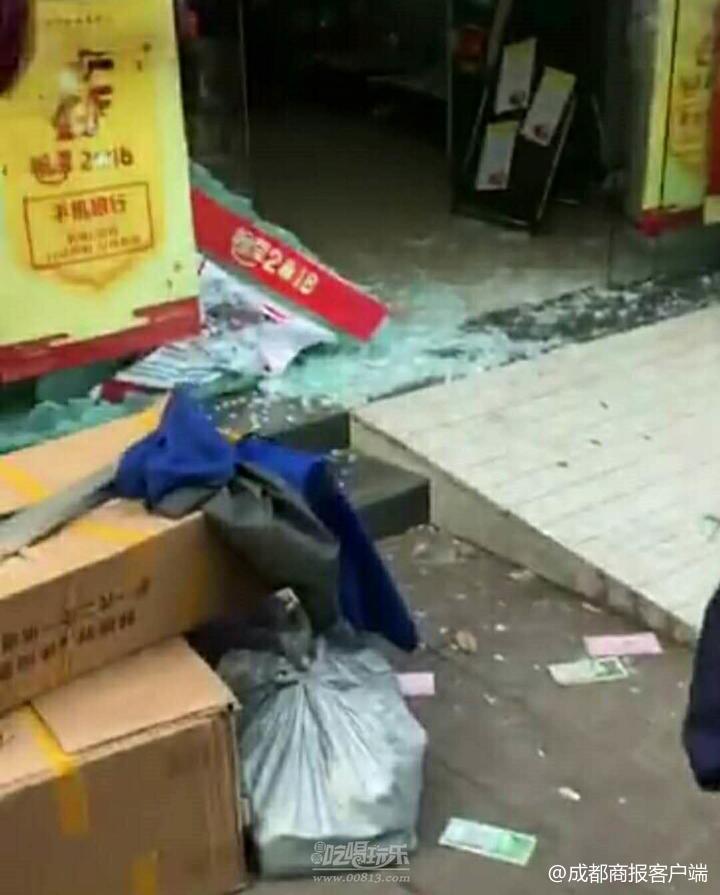 男子被告知已过存款时间 掏出铁锤砸碎银行玻璃门