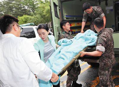 资料图:2014年6月23日,一名韩国士兵枪杀战友后自杀未遂受伤,被抬进救护车