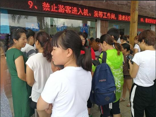 湖南长沙浏阳狂野水世界游客市民说成语诗词免票