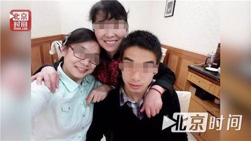 图说:陶崇园和妈妈、姐姐合影。受访者供图