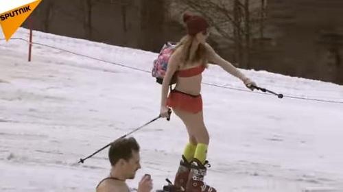 1800人穿泳装滑雪