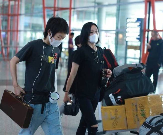 周迅窦靖童同框神似姐妹 窦靖童另类复古路线现身