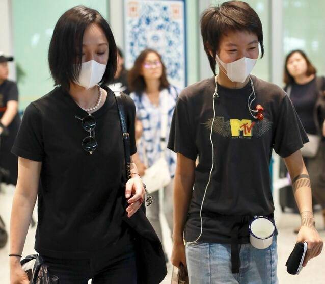 周迅窦靖童同框神似姐妹 窦靖童另类复古路线现身