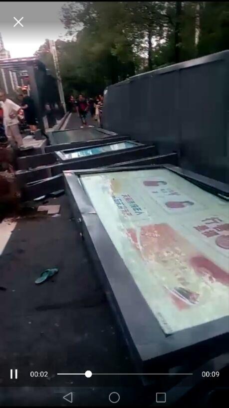 公交车进站挂倒站牌 过路女子躲闪不及被砸身亡
