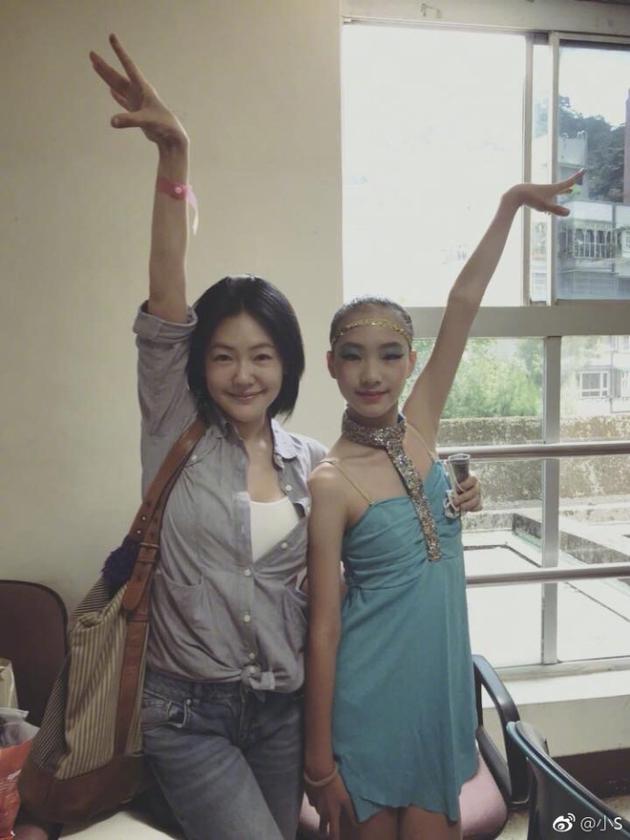 小S女儿舞蹈大赛喜获金牌 晒照喊话大S:来场比赛