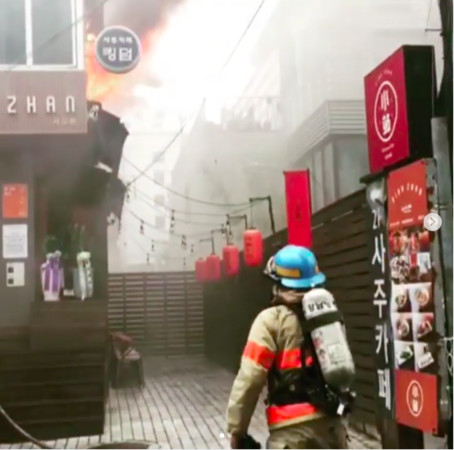 刘宪华在韩经营餐厅意外起火 火势猛烈有两层楼高
