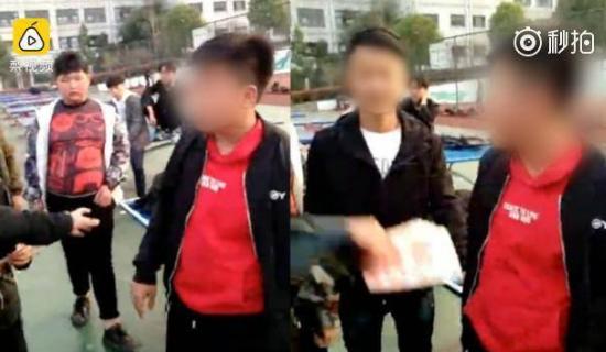 女生赔钱拿现金扇脸
